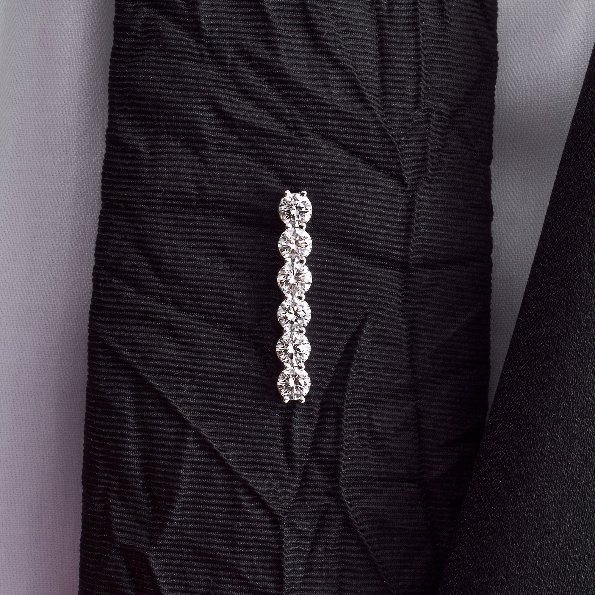 Round Brilliant Cut Diamond Straight Line Pin