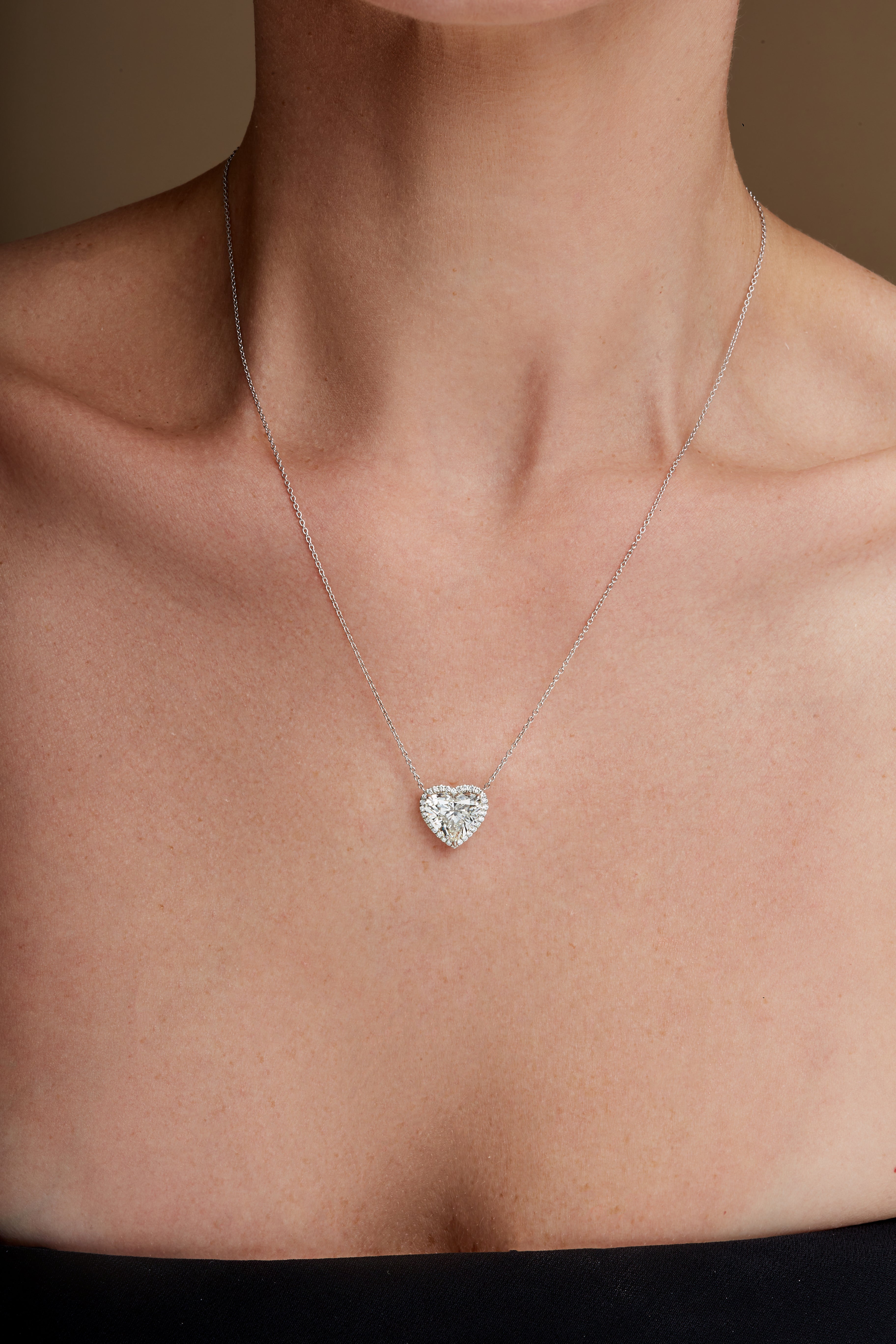 18k White Gold Heart Shape Diamond Pendant Necklace